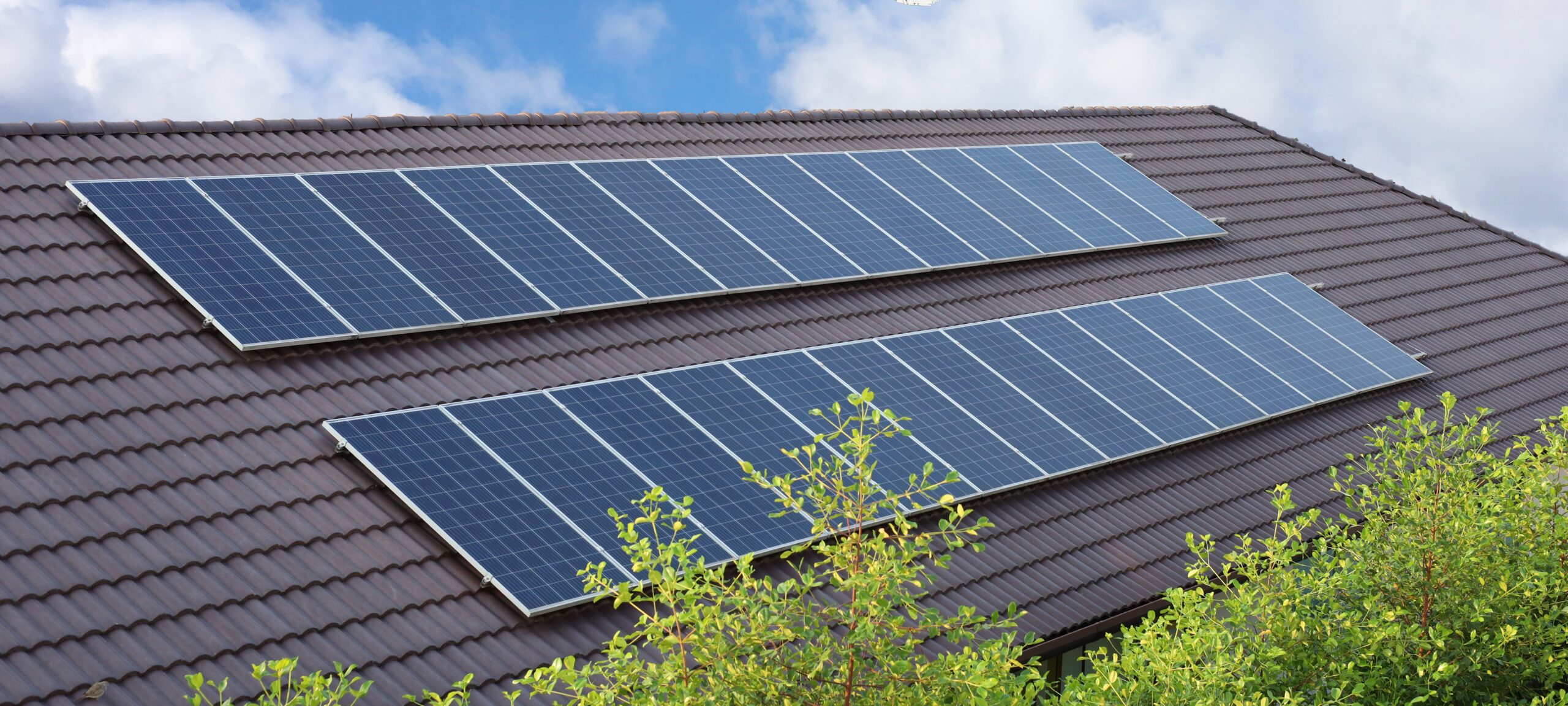 太陽光発電の方位角・傾斜角を「南向き30度」で思考停止してはいけない理由とは