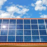 屋根の形で変わる太陽光発電の効率！適した形状と設置方法とは？